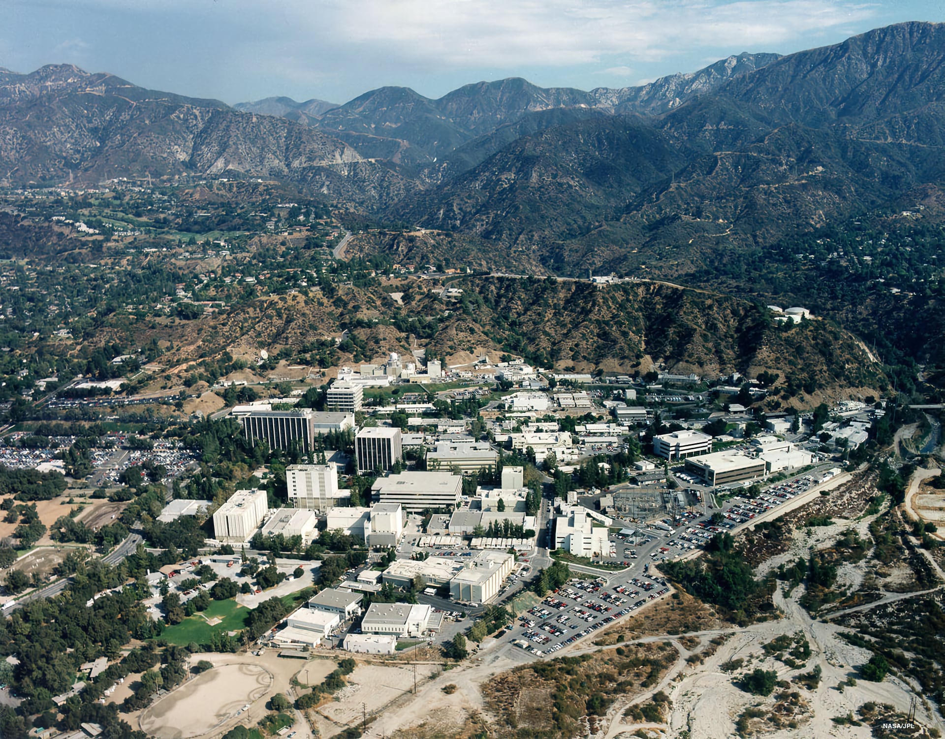 Aerial view of NASA’s Jet Propulsion Laboratory. JPL is bounded by the San Gabriel Mountains to the north, the Arroyo Seco to the south, La Cañada Flintridge to the west, and Pasadena to the east. Image credit: NASA/JPL